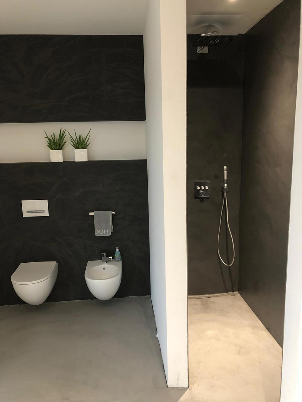 Modernes Bad in Schwarz Weiß mit WC Bidet und offener Dusche, neutraler Eindruck