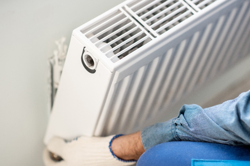 Montage eines Warmwasserheizkörpers