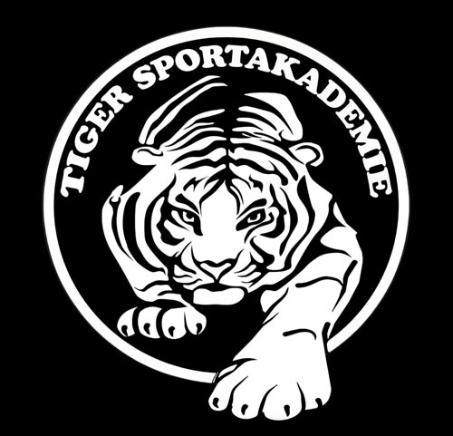 Weisser Tiger mit ernstem Blick auf schwarzem Logo mit Schriftzug Tiger Sportakademie